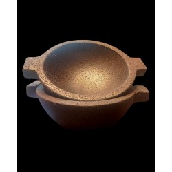 Plato hondo de roca volcánica