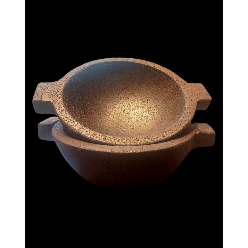 Plato hondo de roca volcánica